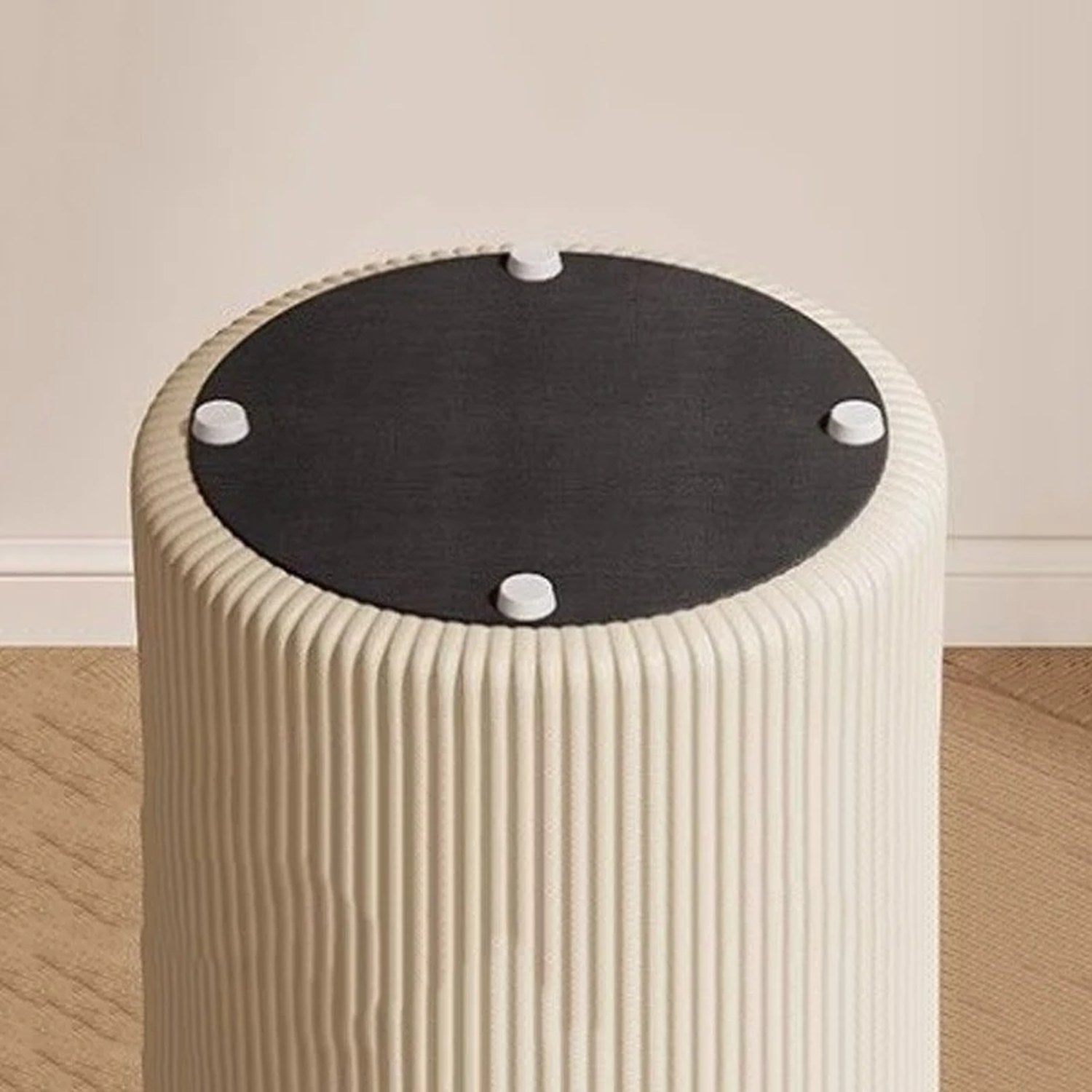 Détail de la base du tabouret avec ses patins antidérapants
