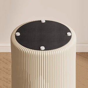 Détail de la base du tabouret avec ses patins antidérapants