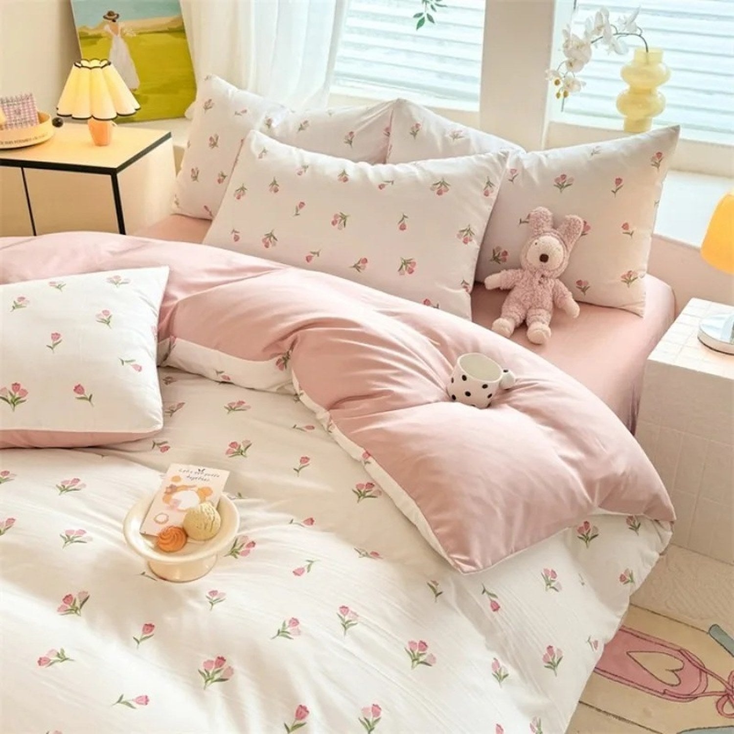 Détail des taies d'oreiller motif tulipe rose sur fond blanc