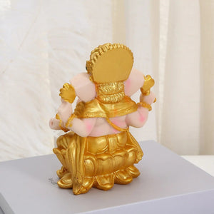 Vue de dos de la statue de Ganesha dorée montrant le dos du trône lotus