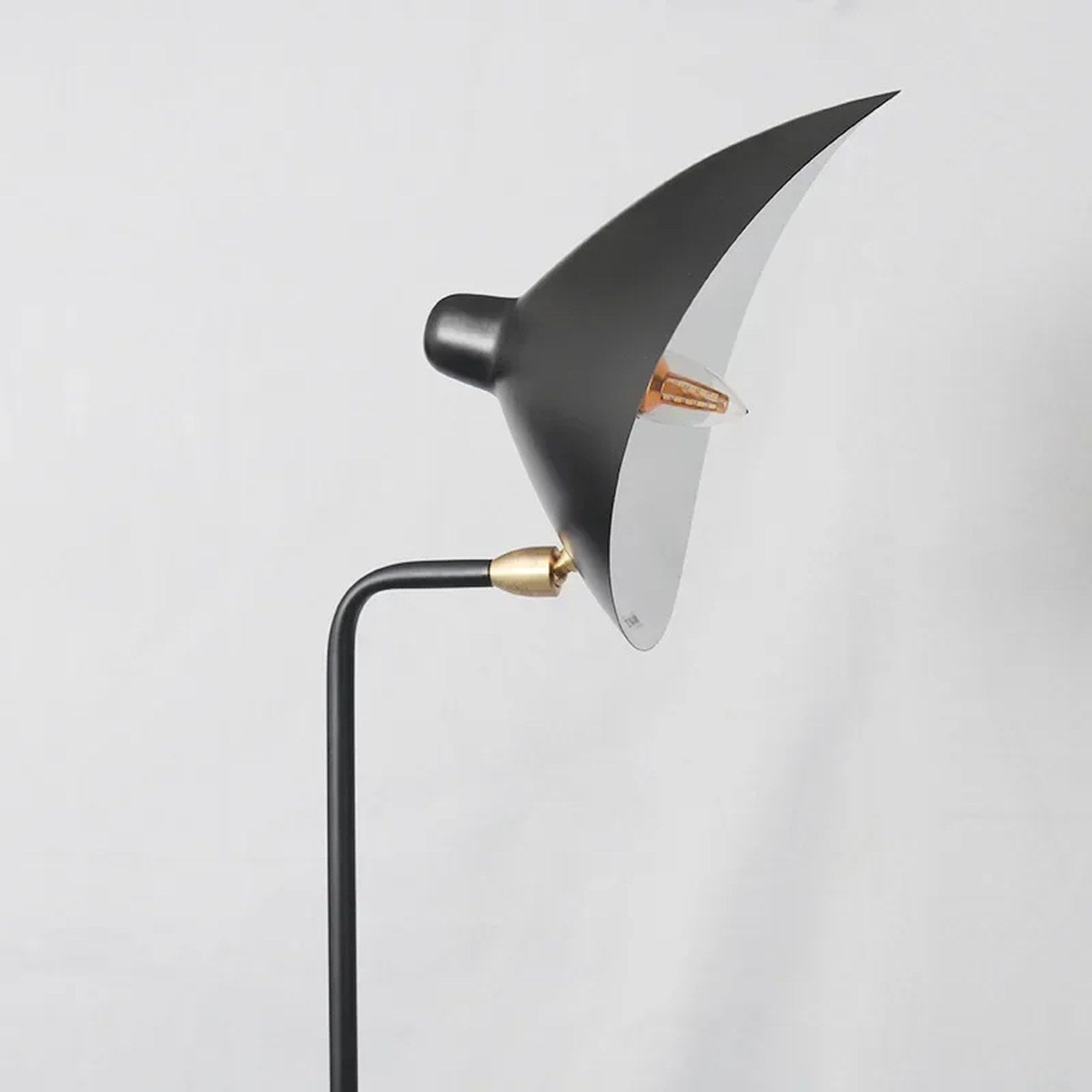 Abat-jour saucoupe orientable accent laiton détail