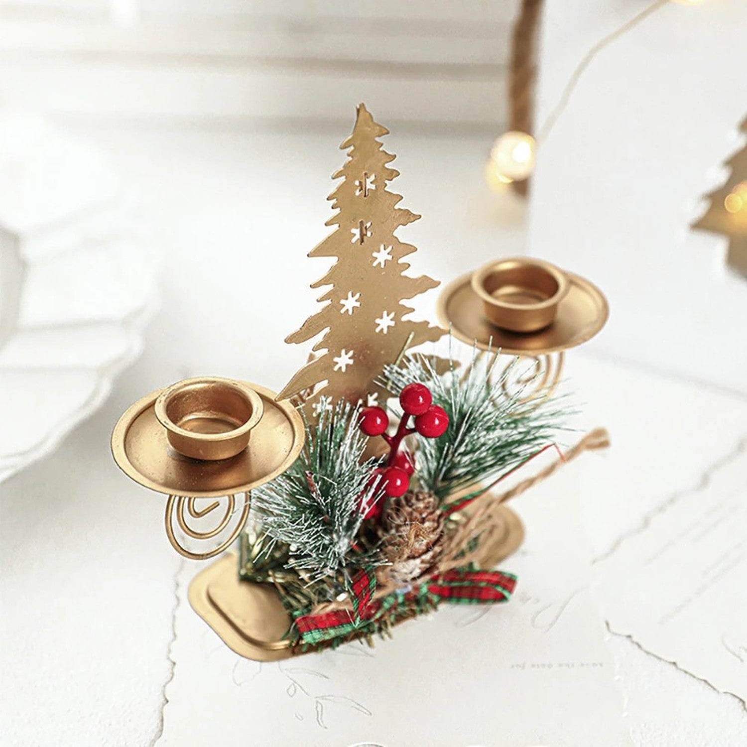 Bougeoir de Noël doré en métal décoration de table festive vue 4