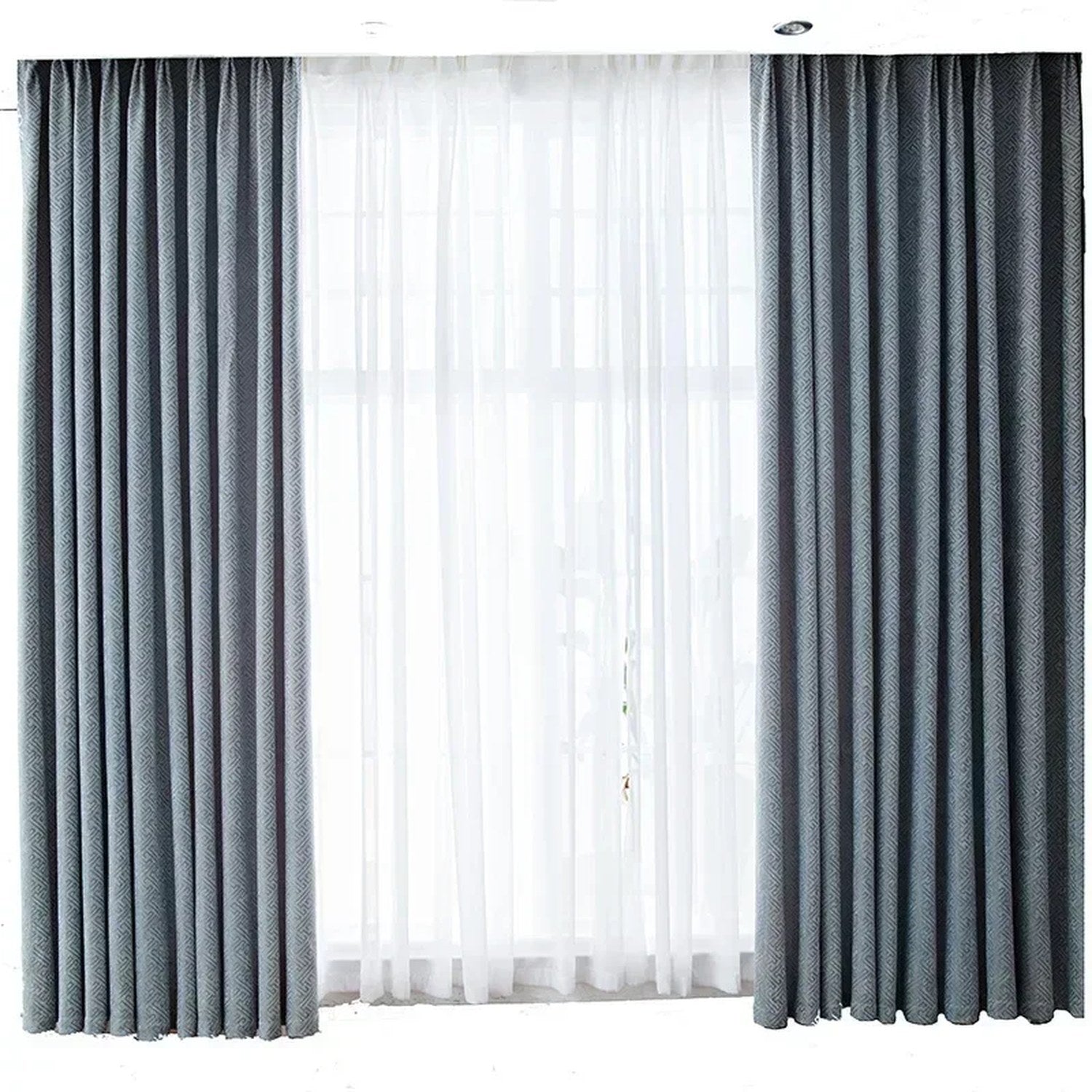 Photo réelle du rideau chenille gris dans un salon clair avec voilage blanc central