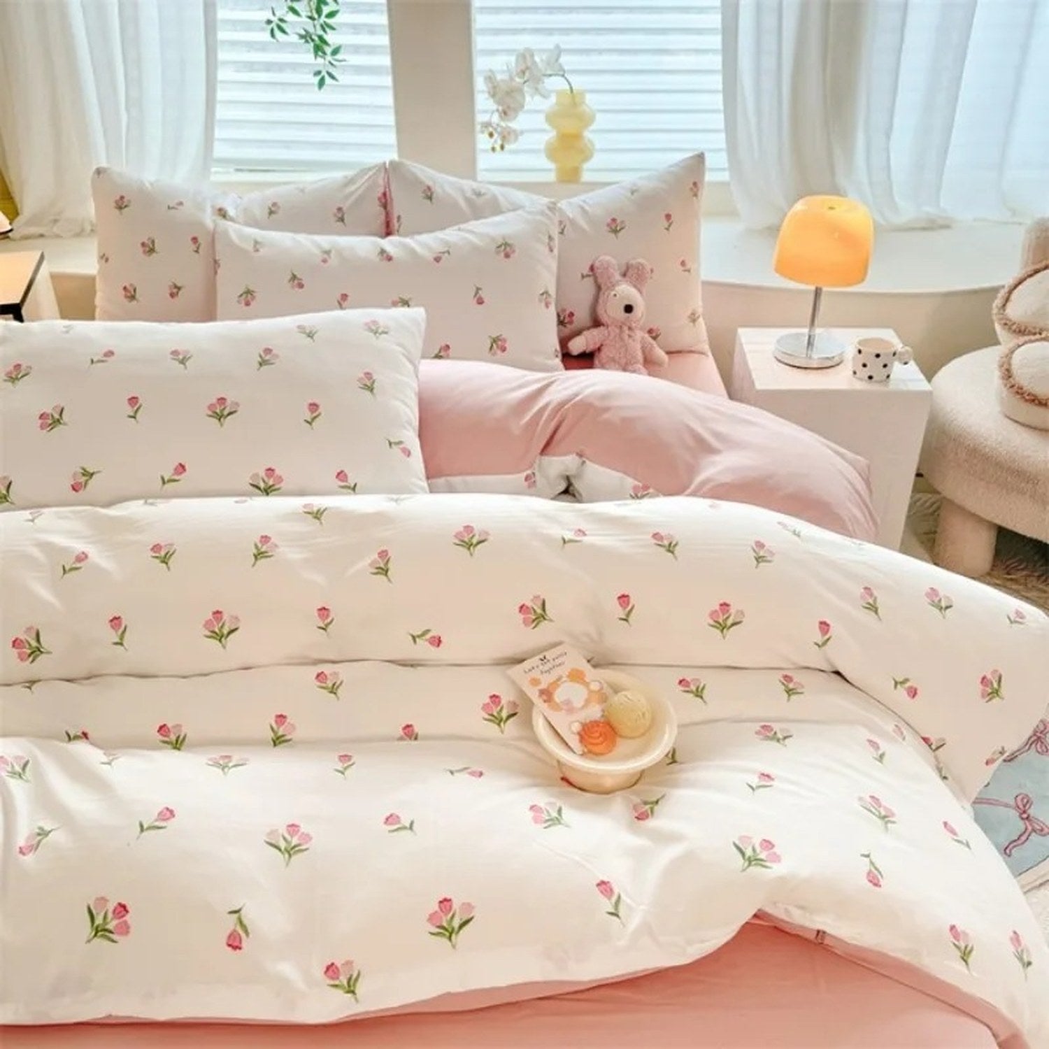 Housse de couette tulipe déployée sur un grand lit