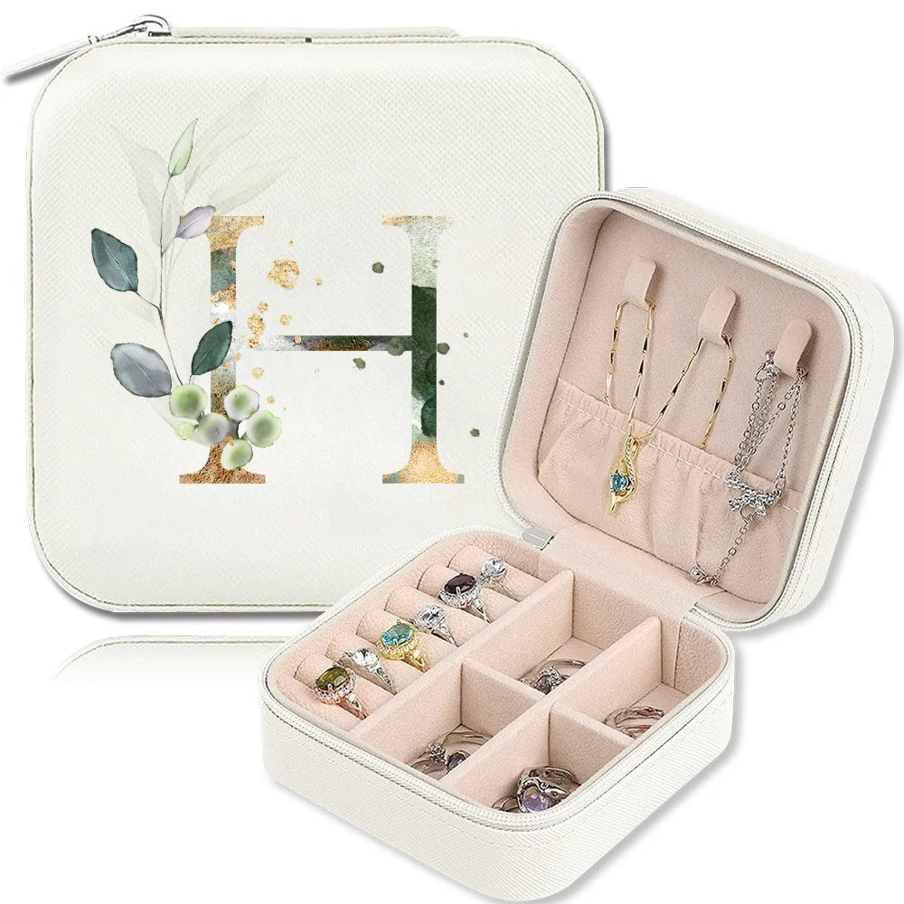 Intérieur en tissu doux de la boîte à bijoux de voyage initiale
