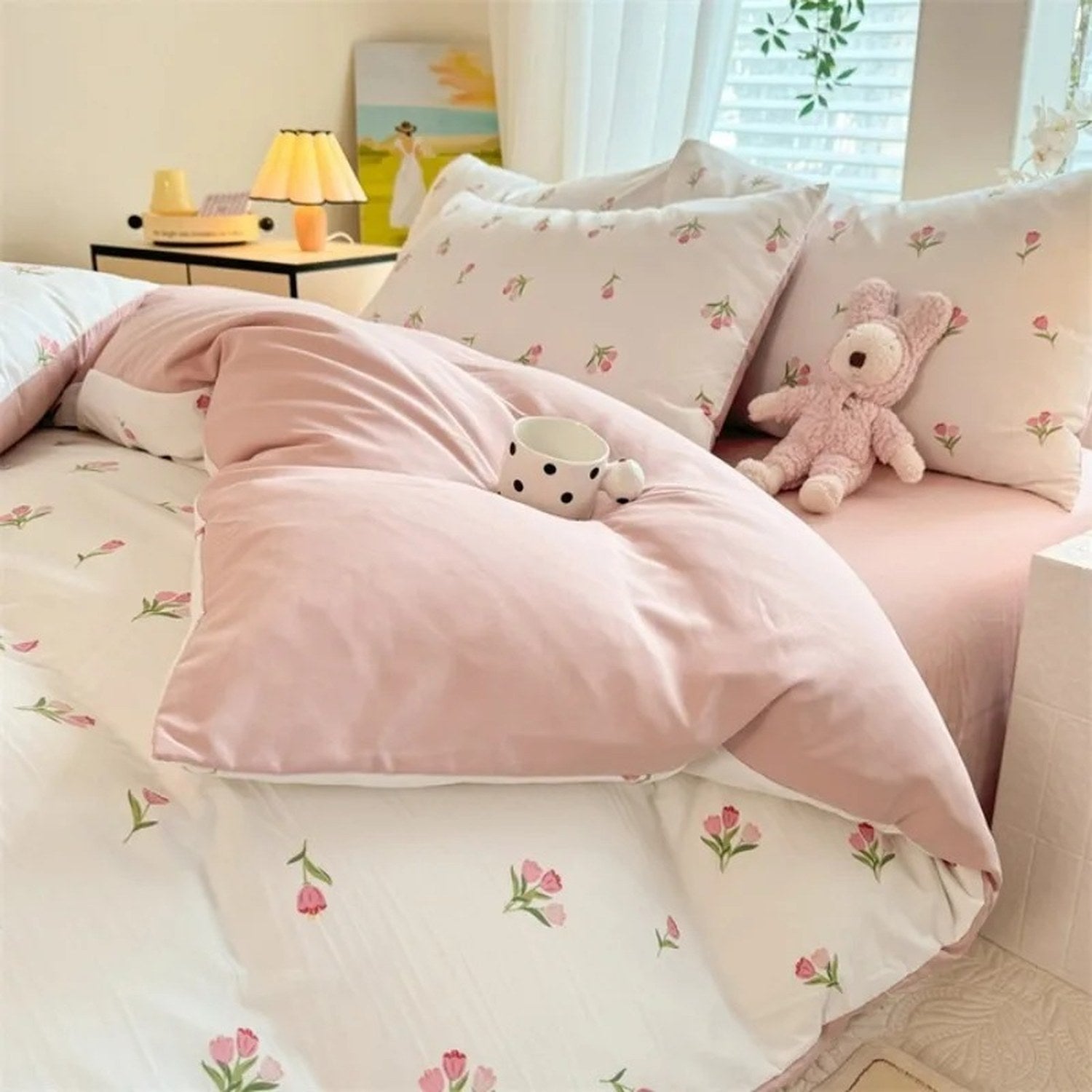 Gros plan sur le motif tulipe et le revers rose de la parure