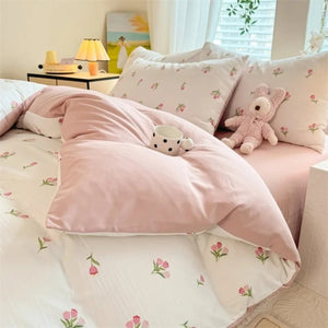 Gros plan sur le motif tulipe et le revers rose de la parure