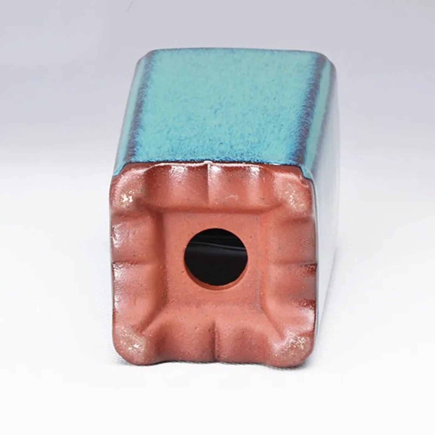 Base en terre cuite du pot avec son trou de drainage