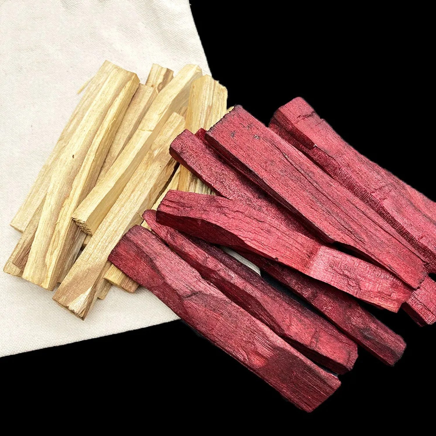 Bâtonnets de Palo Santo clairs et bâtonnets de sang de dragon rouges présentés ensemble
