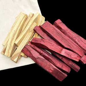 Bâtonnets de Palo Santo clairs et bâtonnets de sang de dragon rouges présentés ensemble