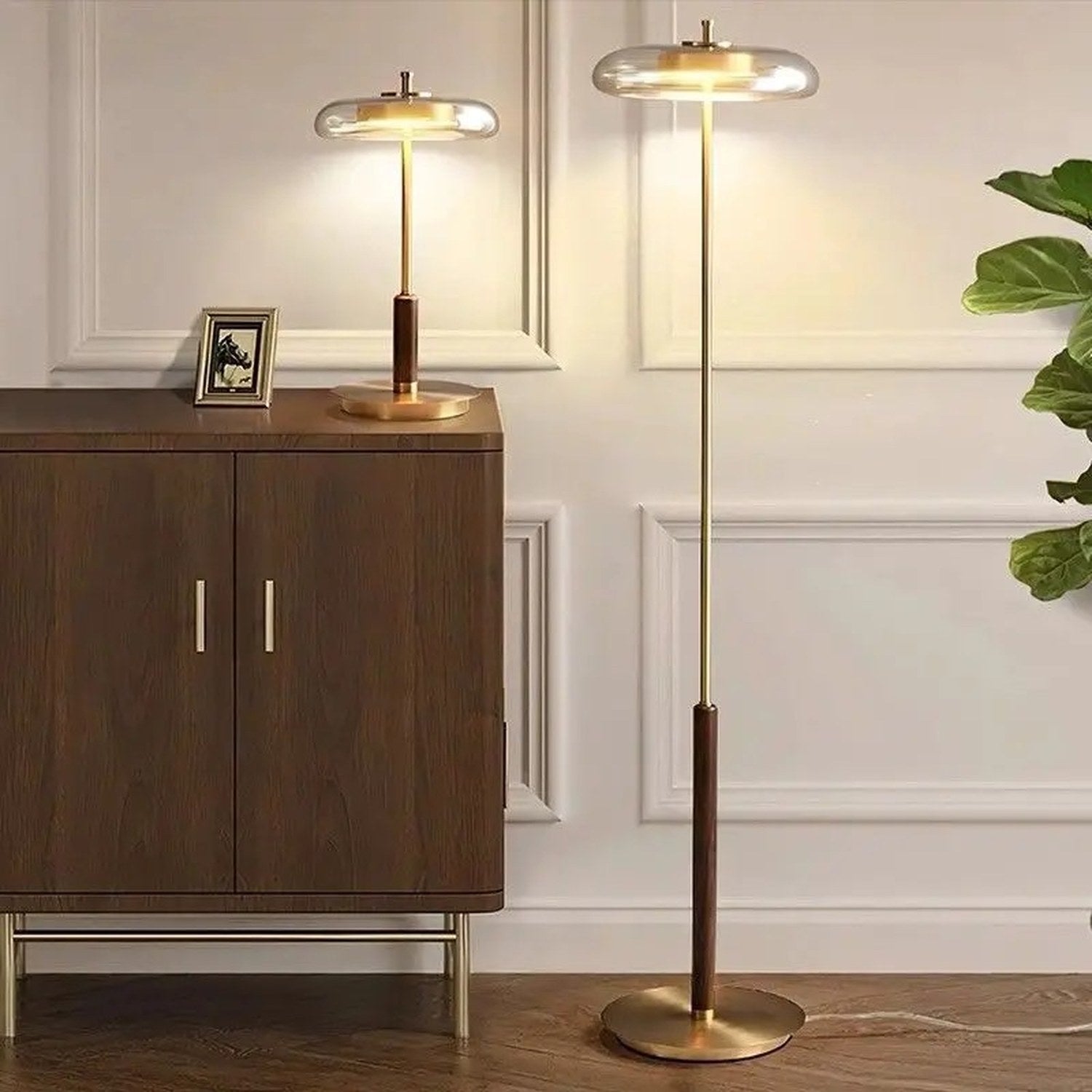 Lampe à poser et lampadaire vintage assortis en laiton et noyer dans un salon
