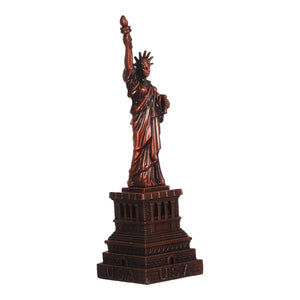 Statuette de la Liberté en métal bronze sur fond blanc vue complète avec base USA