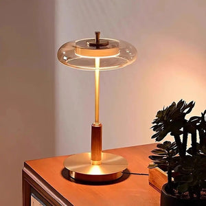 Lampe vintage à poser en laiton sur une console à côté d'une plante verte