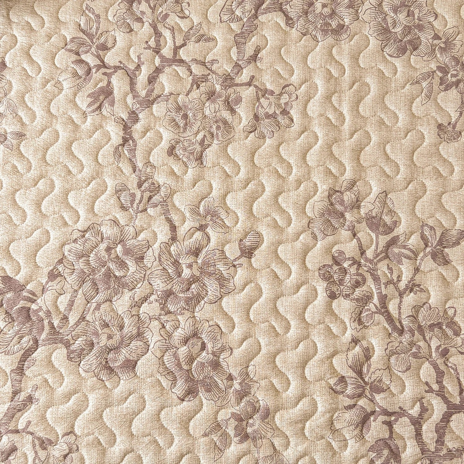 Détail du motif floral matelassé du couvre-lit