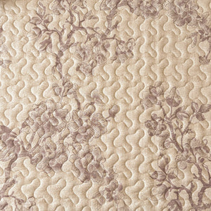 Détail du motif floral matelassé du couvre-lit