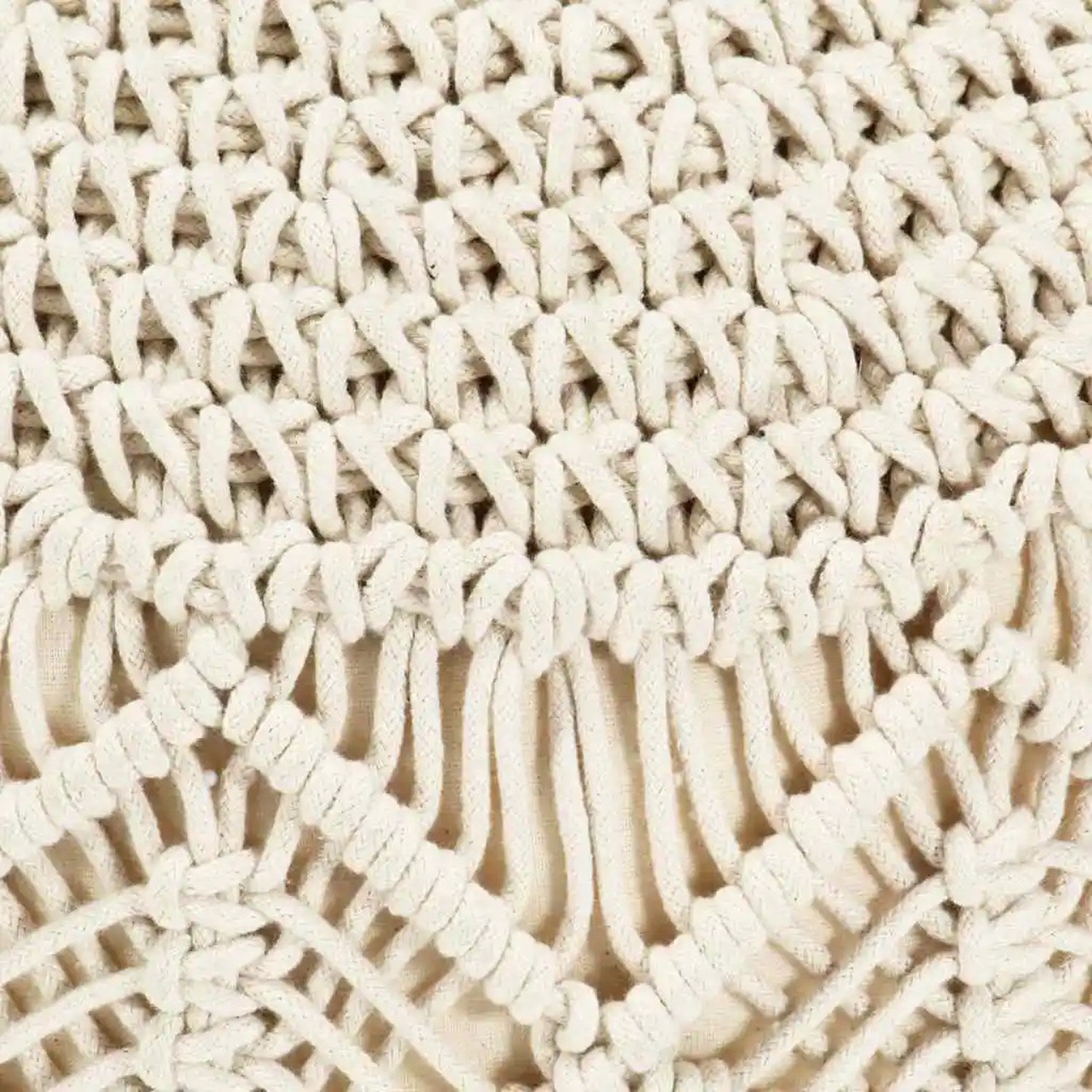 Gros plan sur le tressage macramé en losanges du pouf en coton