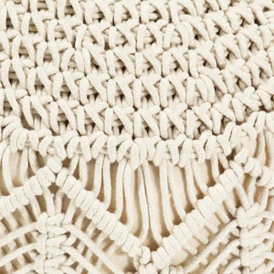 Gros plan sur le tressage macramé en losanges du pouf en coton