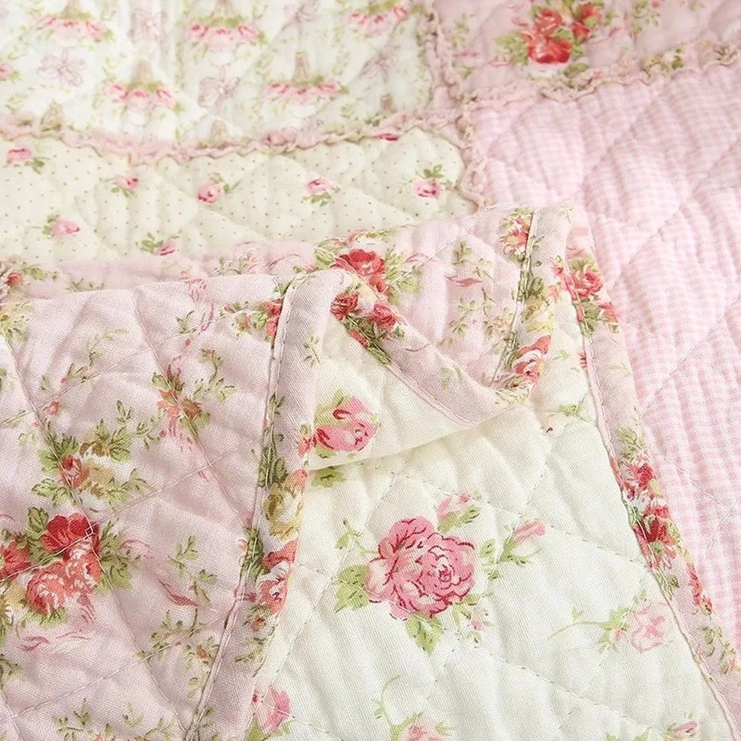 Détail du coton matelassé et des fleurs du couvre-lit