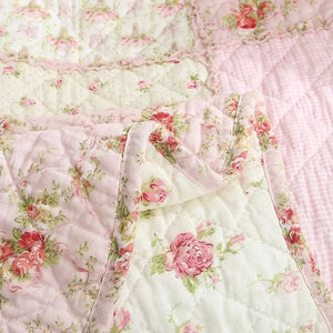 Détail du coton matelassé et des fleurs du couvre-lit