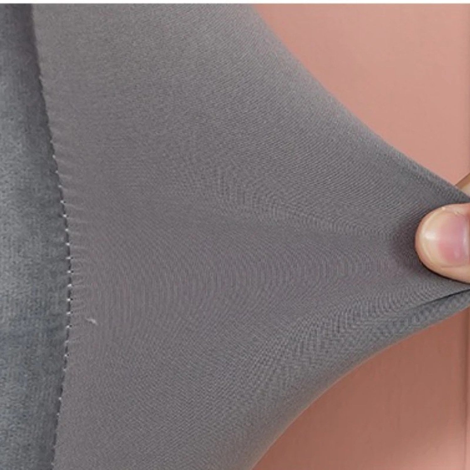 Détail du tissu extensible et de la couture élastique de la housse de tête de lit