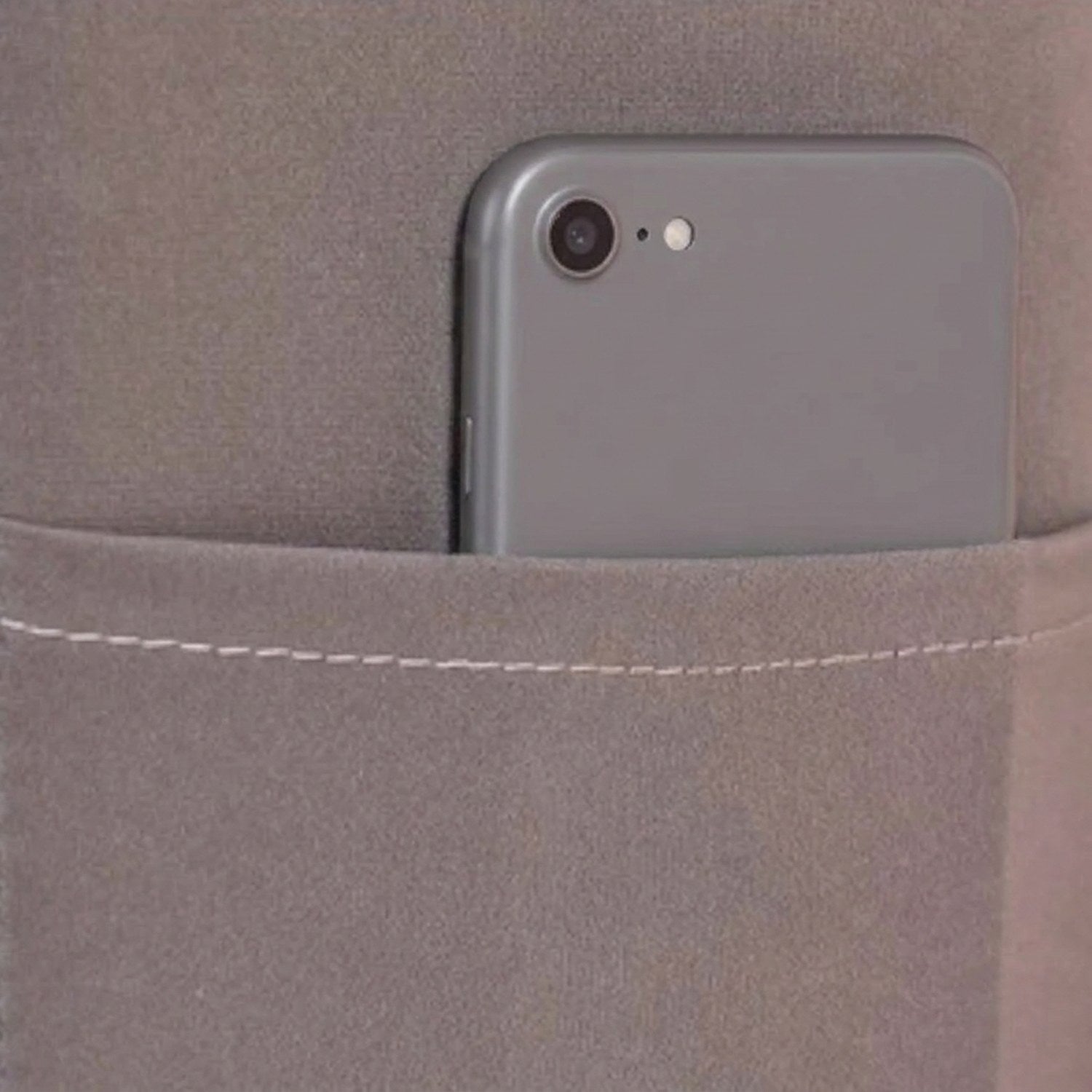 Poche latérale de la housse de tête de lit avec un téléphone glissé dedans