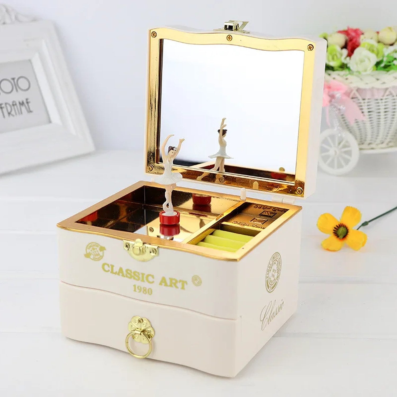 Boîte à bijoux musicale blanche ouverte avec danseuse rotative et miroir