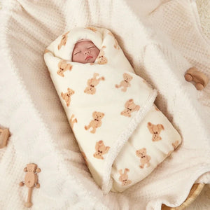 Bébé emmailloté dans une couverture motif ours beige avec doublure peluche