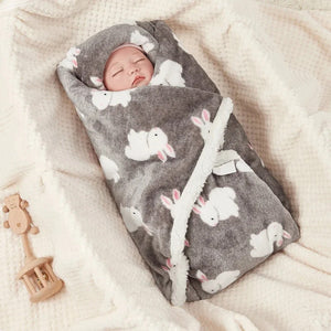 Bébé emmailloté dans une couverture motif lapins gris avec doublure peluche