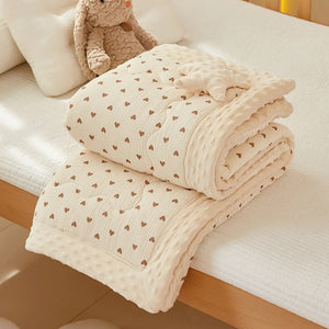 Couette bébé motif cœurs coloris crème avec bordure moelleuse