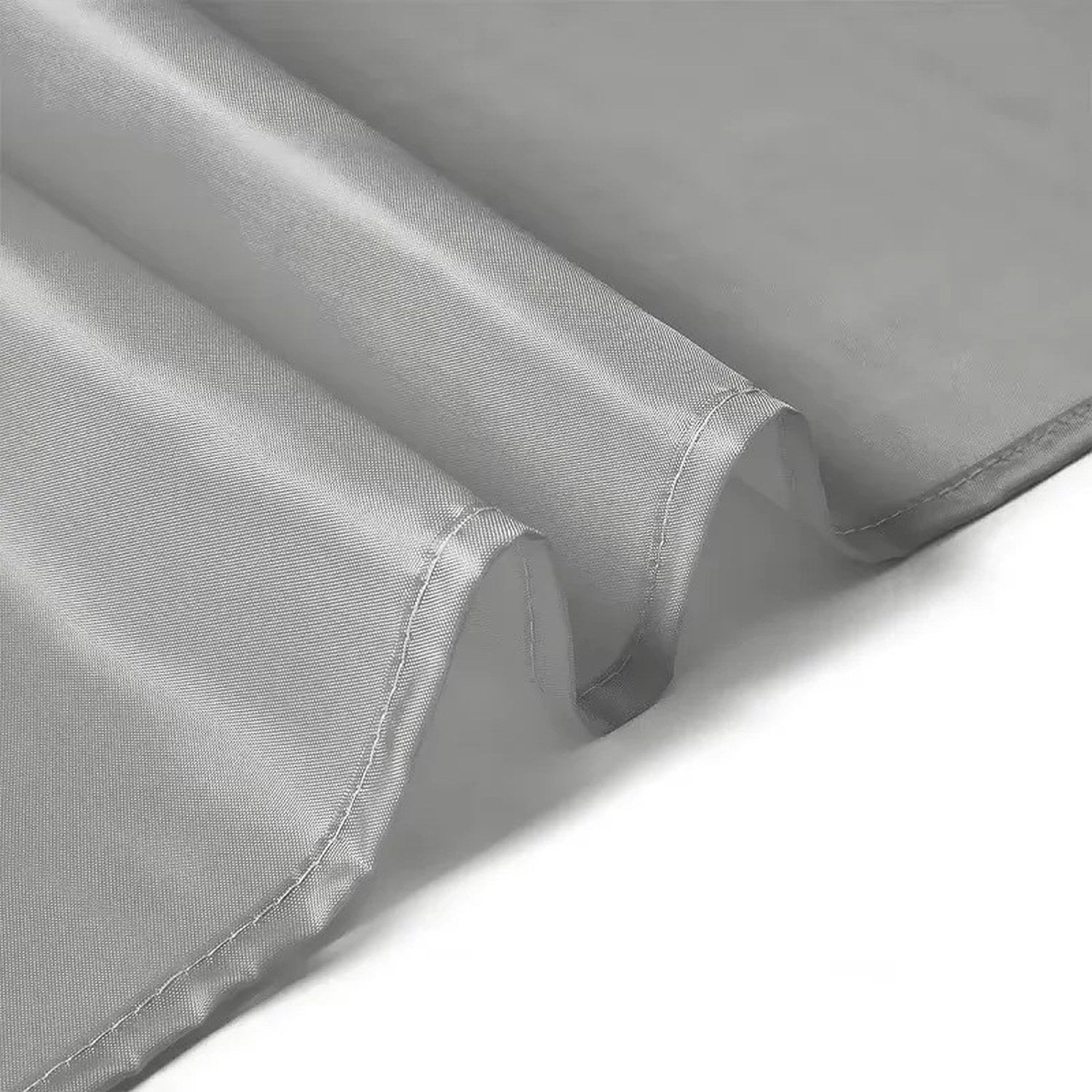 Gros plan sur les plis du tissu épais gris