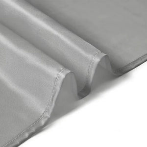 Gros plan sur les plis du tissu épais gris