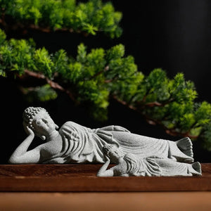 Statue de Bouddha couché en grès présentée en deux tailles côte à côte