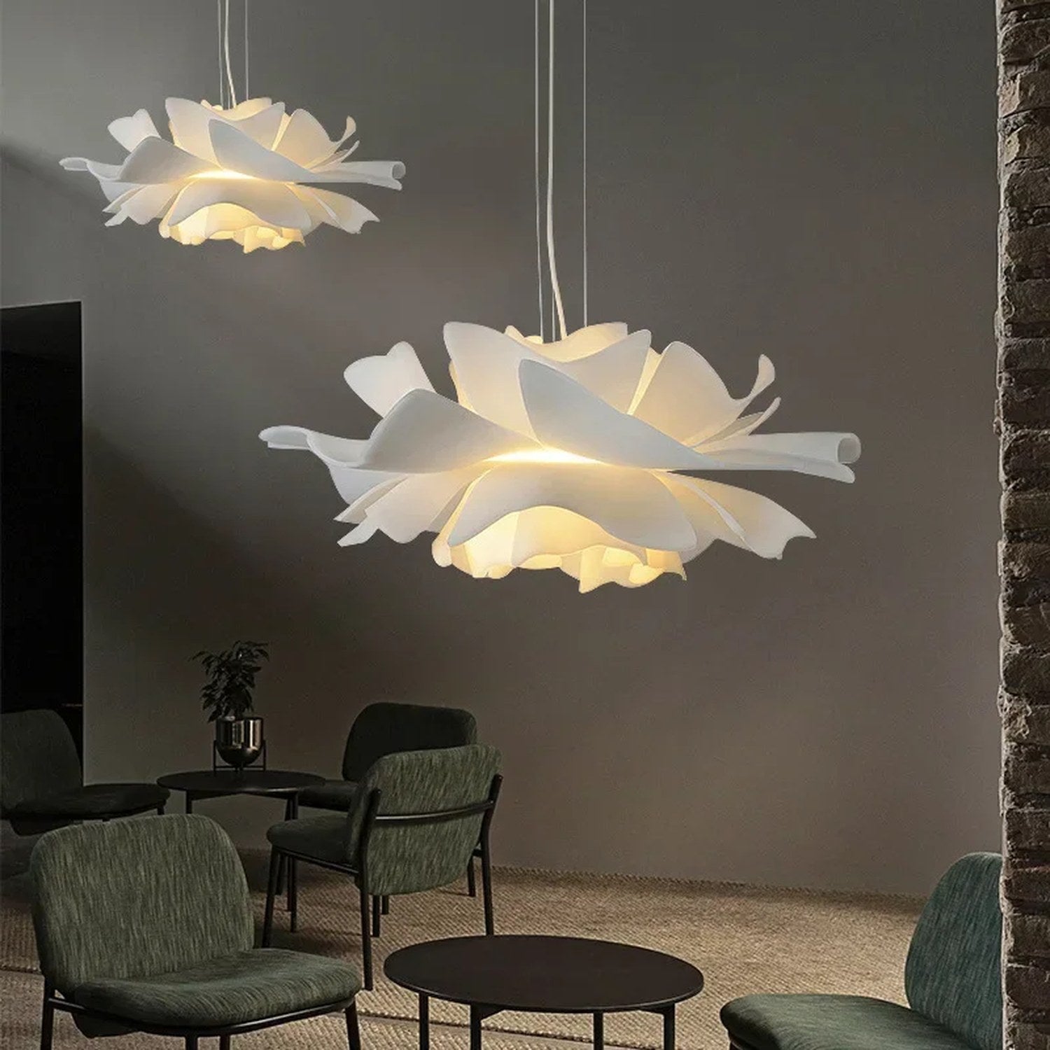 Deux suspensions fleur acrylique blanc dans un salon contemporain
