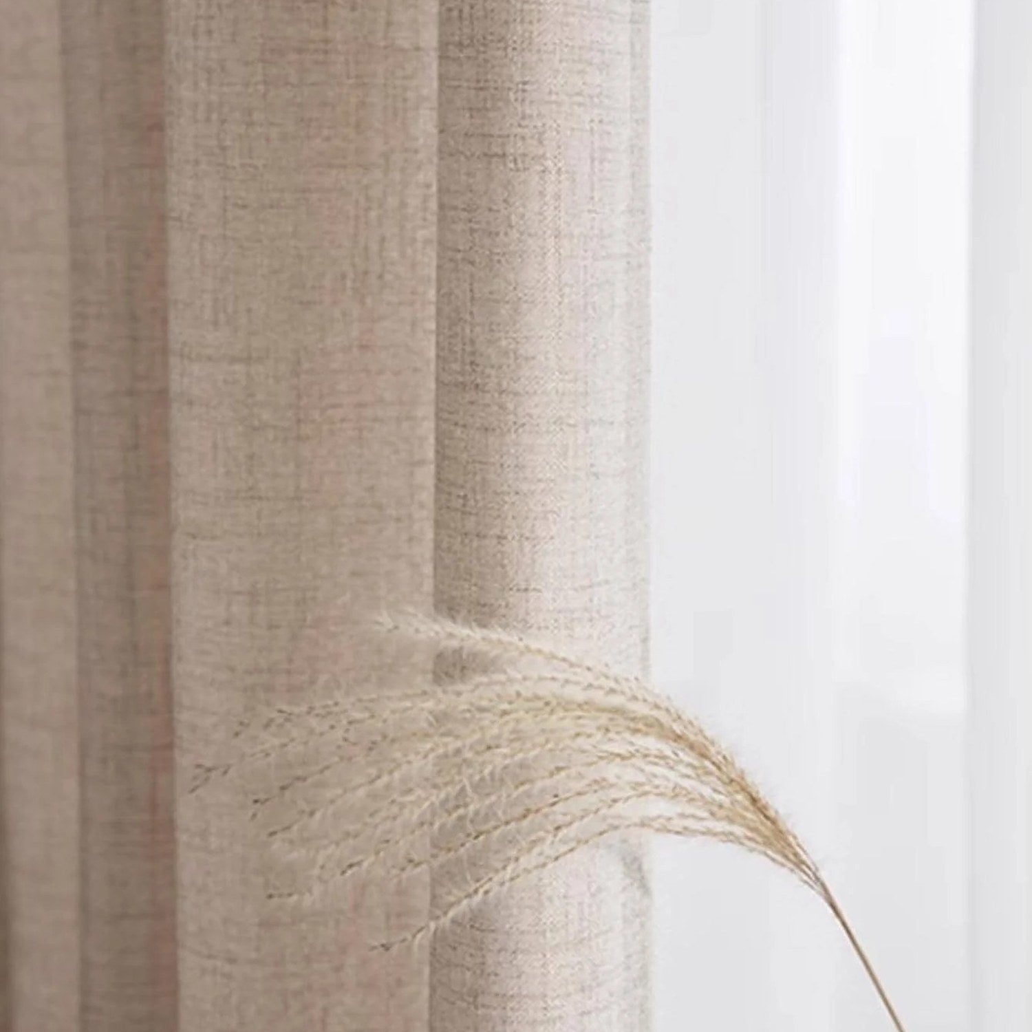 Détail du tissage naturel du rideau beige en coton