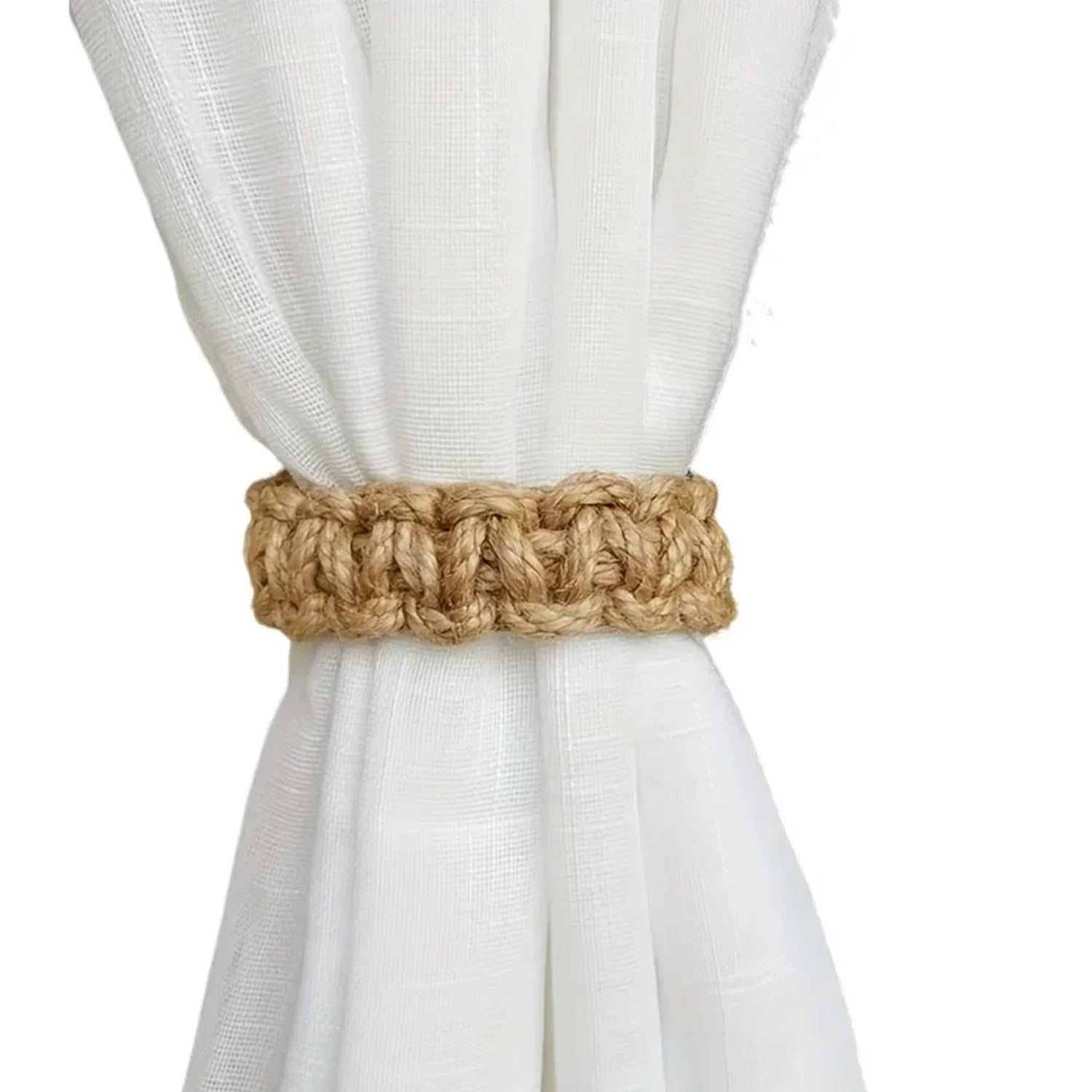 Detail de l embrasse en jute tressee sur un rideau blanc