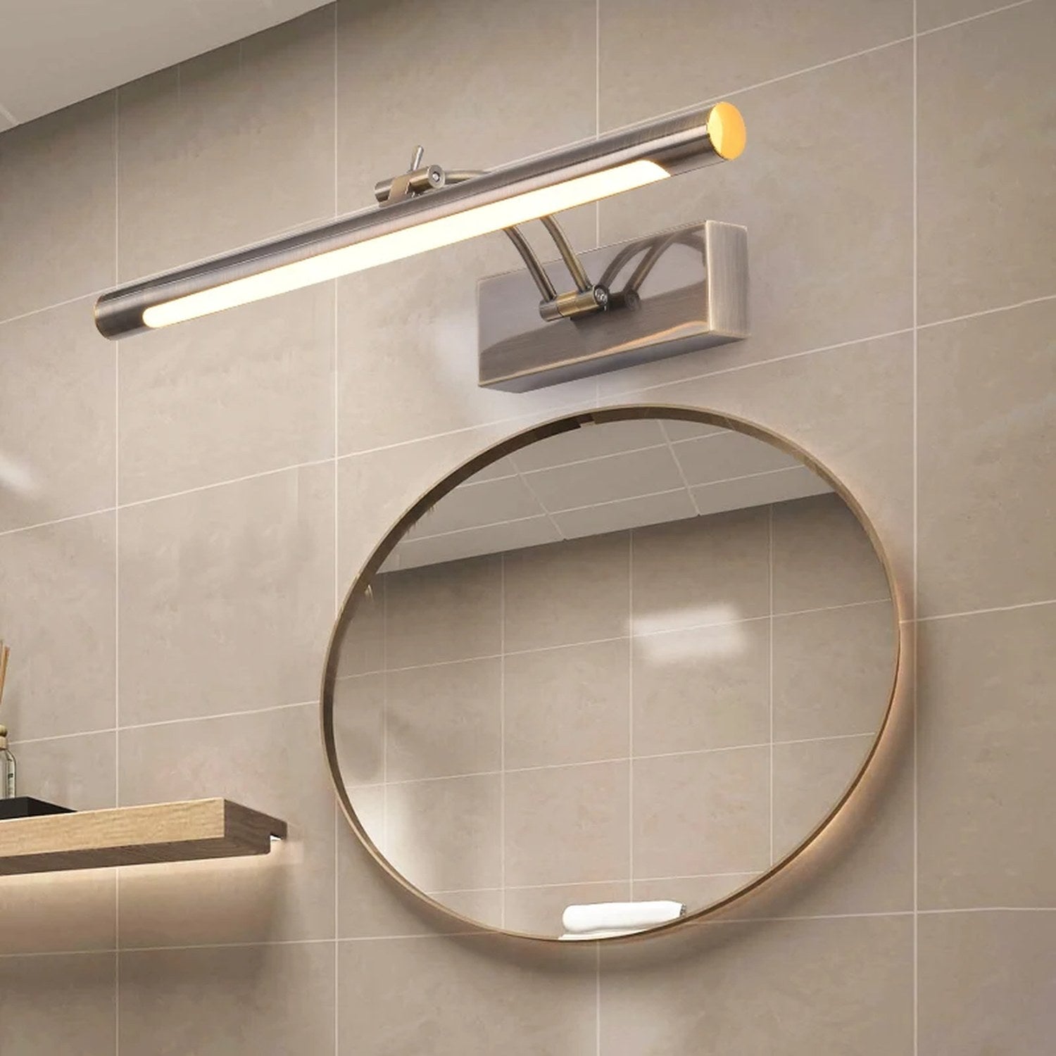 Applique murale miroir LED gris brossé au-dessus d'un miroir rond de salle de bain