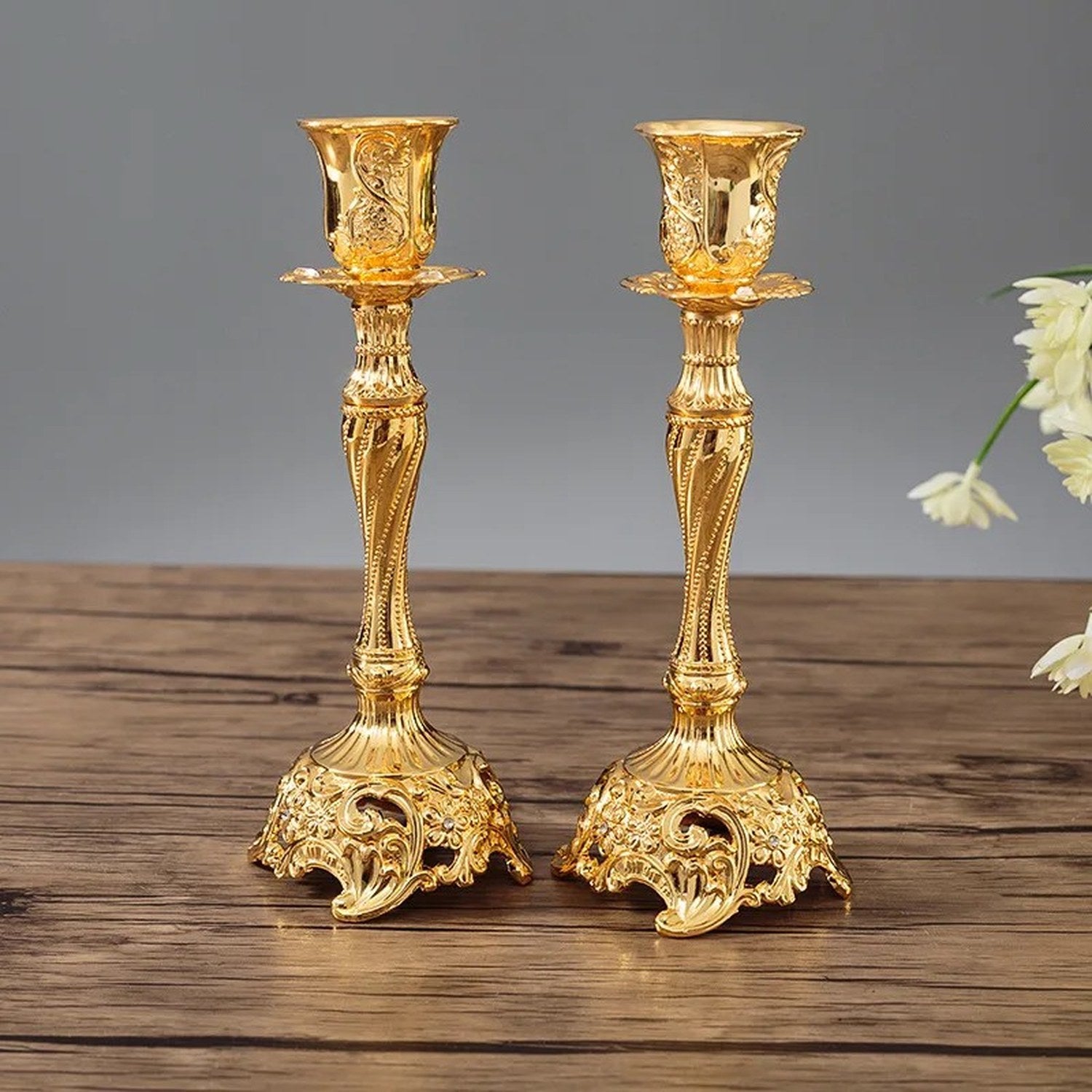 Paire de bougeoirs dorés élancés au style baroque