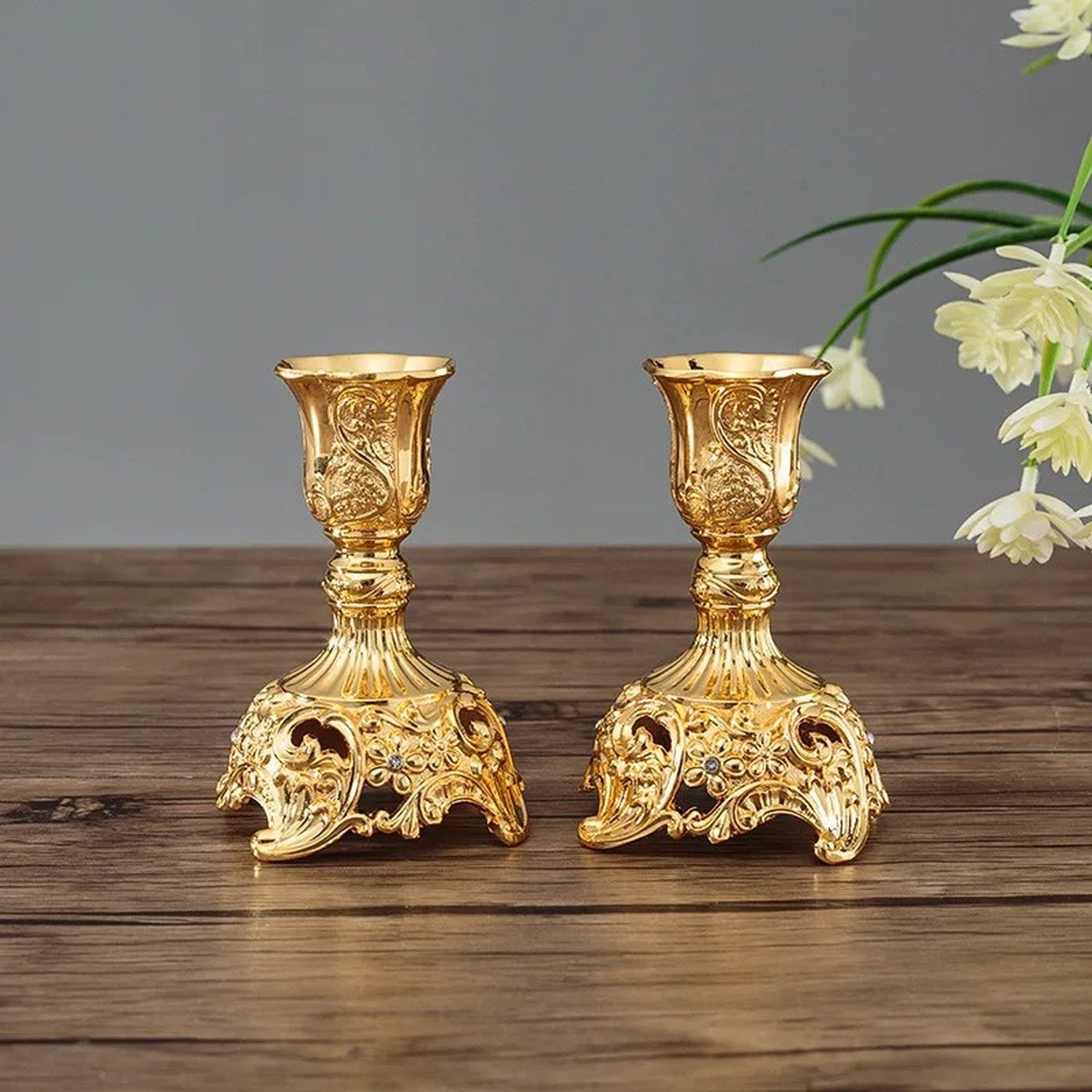 Paire de bougeoirs dorés évasés au style baroque