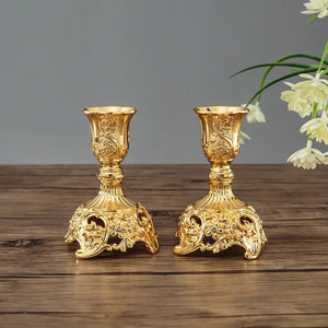 Paire de bougeoirs dorés évasés au style baroque