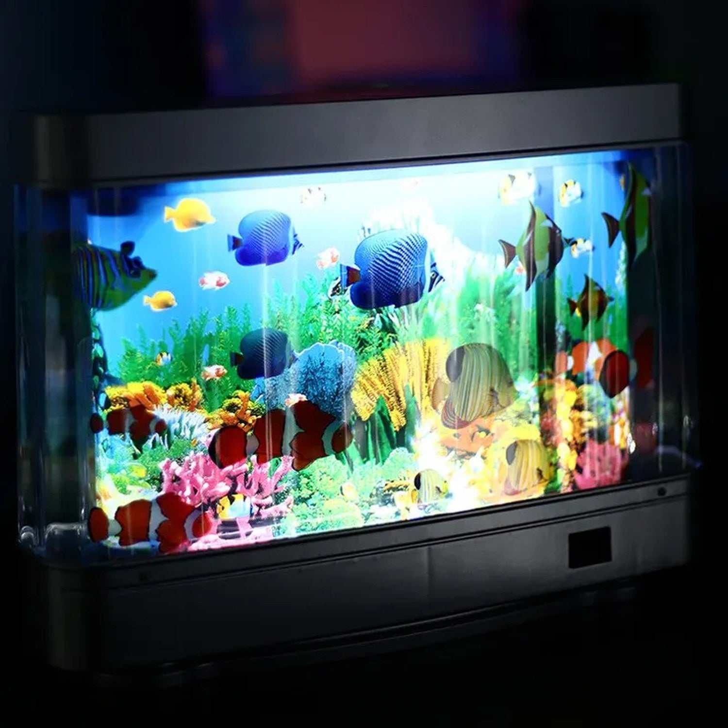 Lampe aquarium virtuel allumée dans l'obscurité mettant en valeur l'éclairage bleu