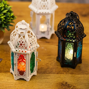 Lanternes marocaines noires et blanches verre coloré table en bois