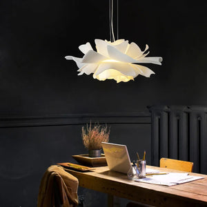 Suspension fleur acrylique blanc au-dessus d'un bureau en bois