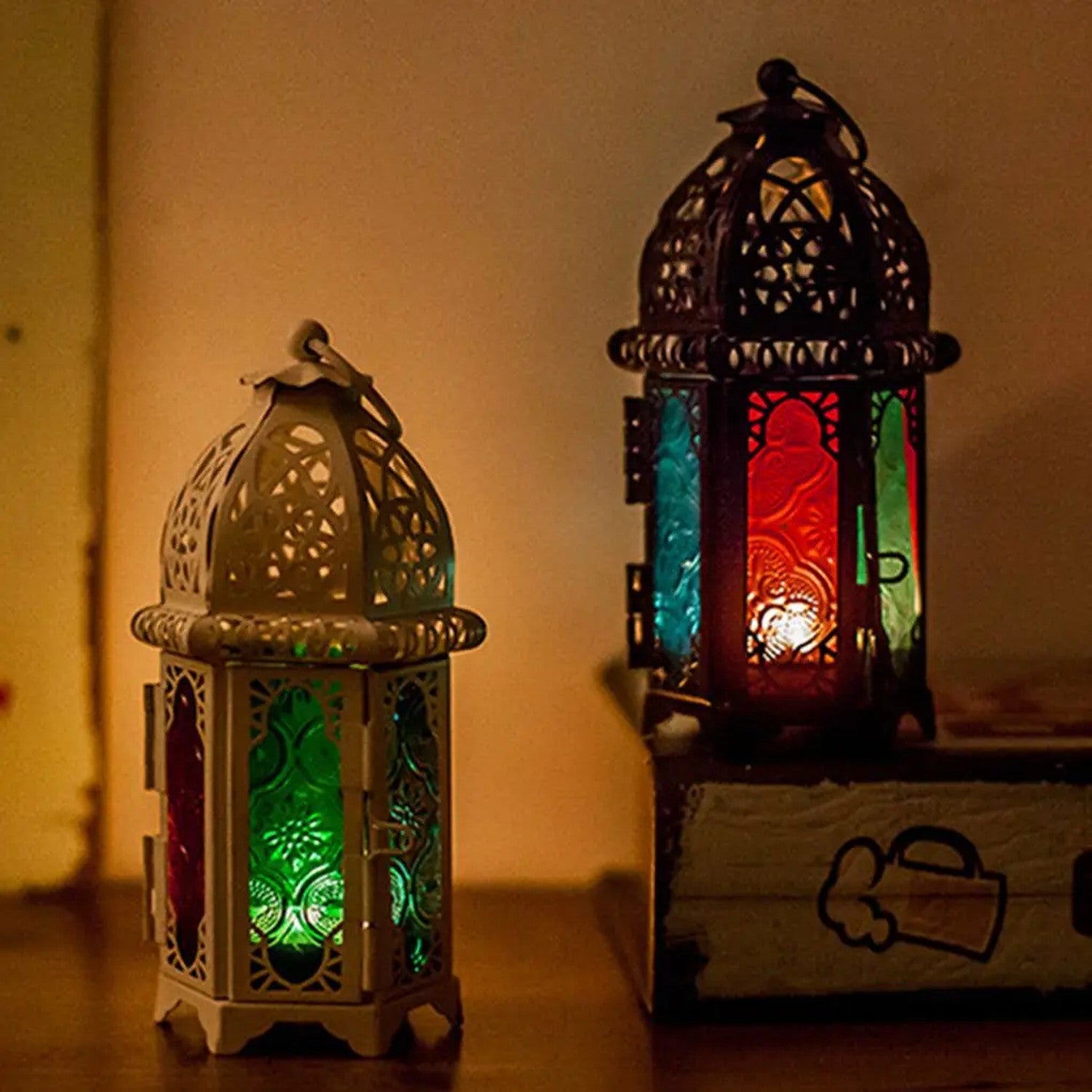 Lanternes marocaines blanches verre coloré bougie allumée lumière rouge verte