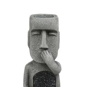 Gros plan sur la statue Moai bouche couverte montrant la texture résine et la tête ouverte