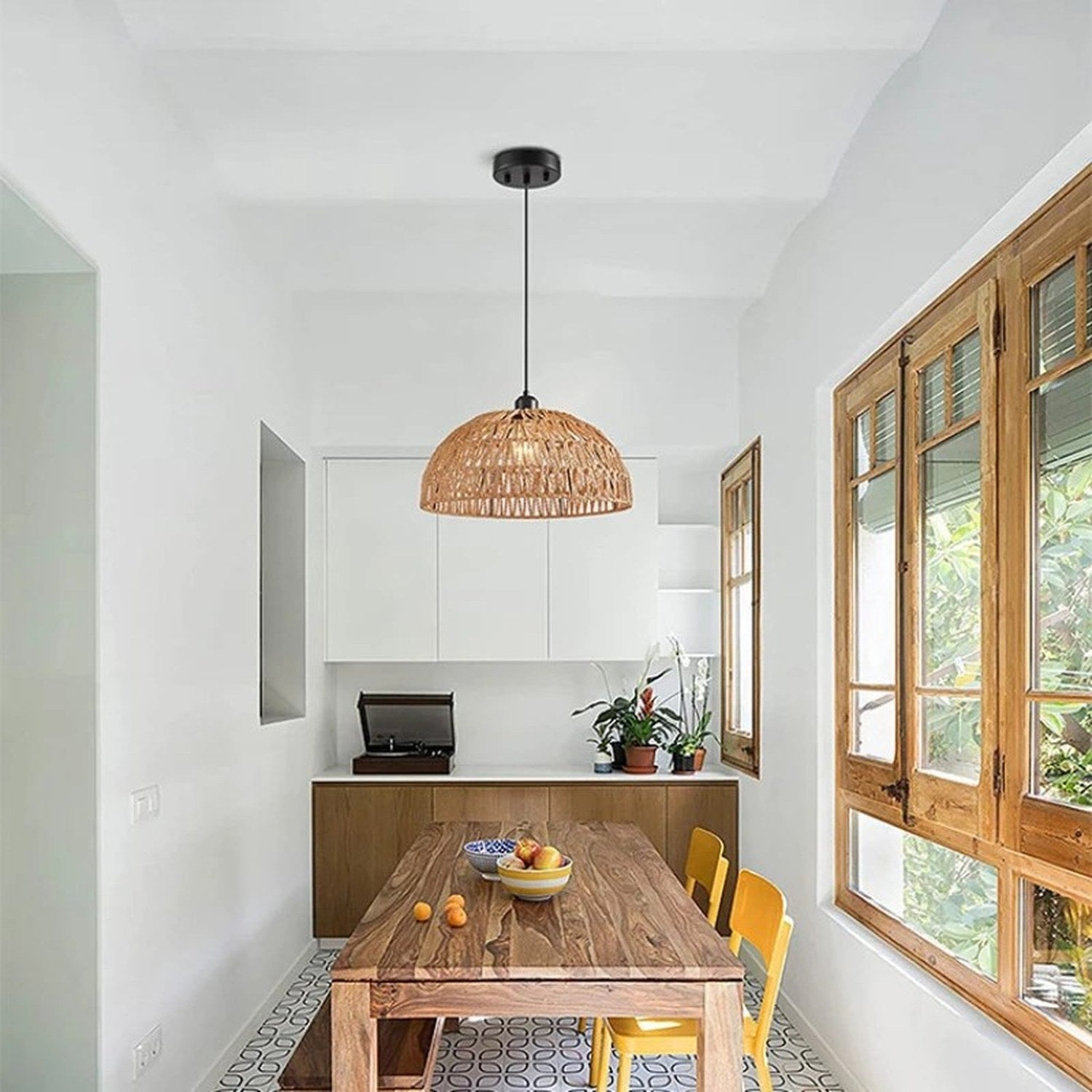 Suspension en corde tressée beige au-dessus d'une table en bois dans une cuisine claire