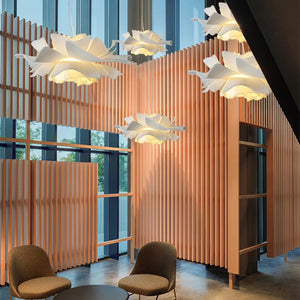 Plusieurs suspensions fleur acrylique blanc dans un grand espace lumineux