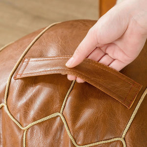 Détail de la poignée et des surpiqûres du pouf marocain en cuir PU