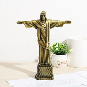 Vue complète de la statuette Christ Rédempteur bronze sur surface bois avec décoration