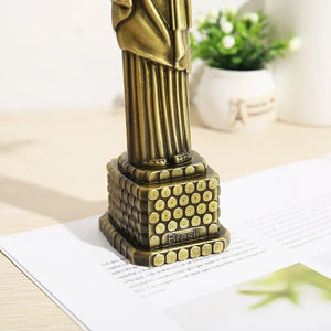 Détail du socle gravé Brasil de la statuette Christ Rédempteur