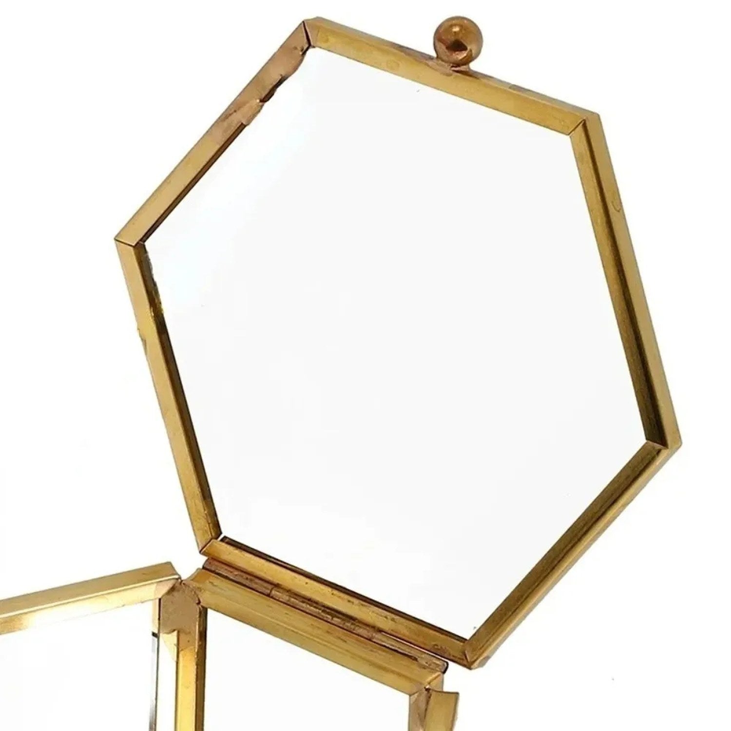 Détail du couvercle hexagonal en verre biseauté et contour laiton doré